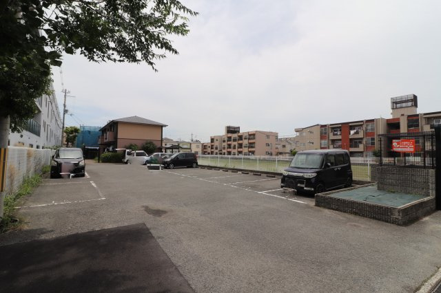 サンビレッヂ新和B棟の駐車場