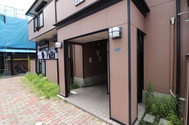 サンビレッヂ新和B棟のエントランス
