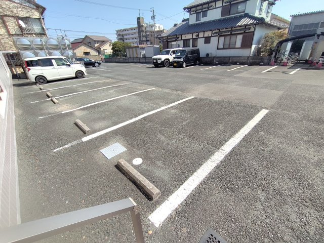 アーバンハイムINAの駐車場