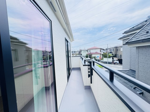 松戸市幸田４丁目新築戸建【小金北小学校:8分】のバルコニー|南向きワイドバルコニー・日当たり良好♪