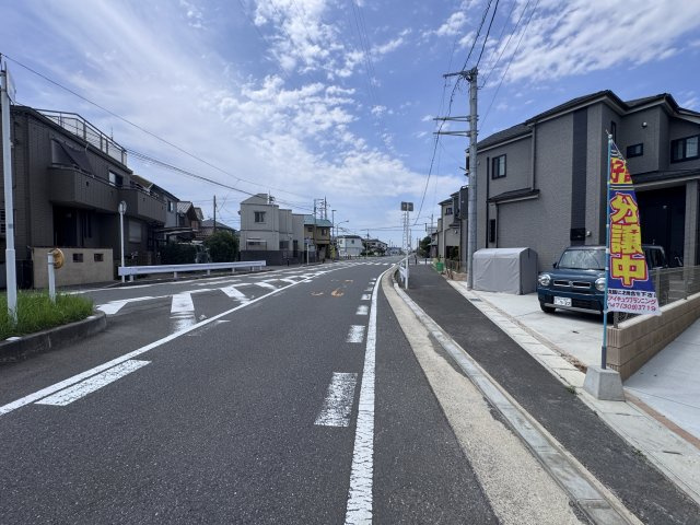 松戸市幸田４丁目新築戸建【小金北小学校:8分】の前面道路含む現地写真|東側前面道路・幅員約16ｍ