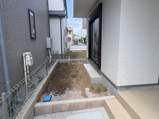 松戸市幸田４丁目新築戸建【小金北小学校:8分】の庭|リビング前・庭スペース