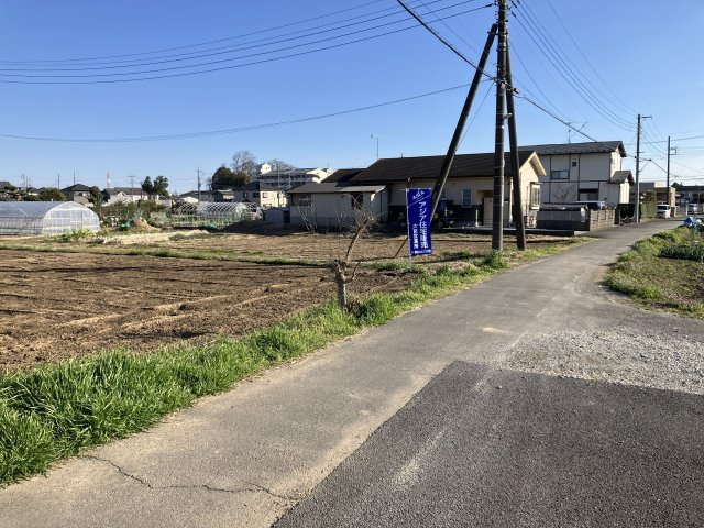 敷地面積１１０坪　売地　春日部市備後東　資材置場他の前面道路含む現地写真|角地！西側公道約２．０ｍ、６．９ｍ接道。南側公道約１．８ｍ、２７．９ｍ接道！セットバック要９４．２１㎡。