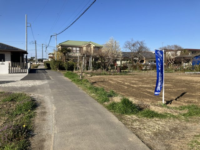 敷地面積１１０坪　売地　春日部市備後東　資材置場他の前面道路含む現地写真|角地！西側公道約２．０ｍ、６．９ｍ接道。南側公道約１．８ｍ、２７．９ｍ接道！セットバック要９４．２１㎡。