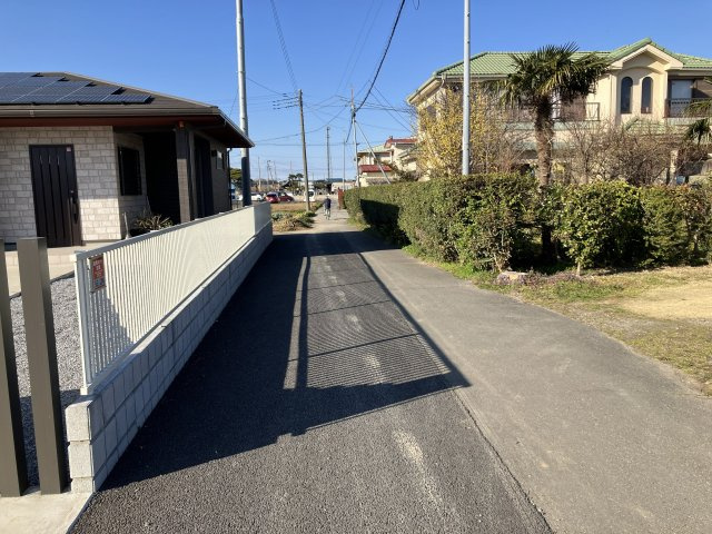 敷地面積１１０坪　売地　春日部市備後東　資材置場他の前面道路含む現地写真