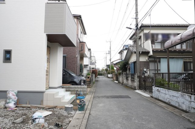 草加市金明町 新築分譲住宅の前面道路含む現地写真