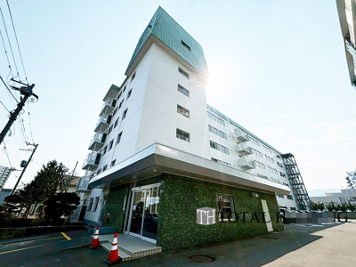 【外観】 | マンションニュー緑台B棟 | 周辺の穏やかな住宅街に溶け込みながらも、しっかりとした佇まいと落ち着いた色合いが安心感を与えるマンションです。