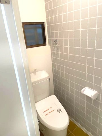 島江町2丁目のトイレ|窓があるトイレは、明るく換気も安心
