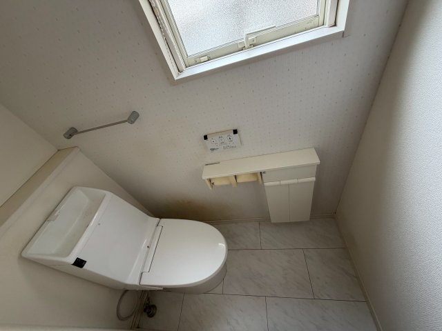 春日町浦上　電化住宅のトイレ
