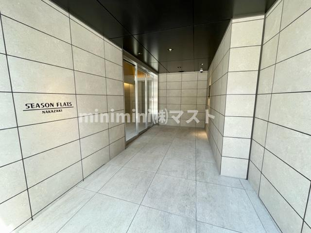 シーズンフラッツ中崎のエントランス