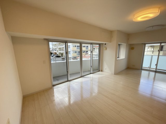 ワイズマークグランデ北谷の居間・リビング