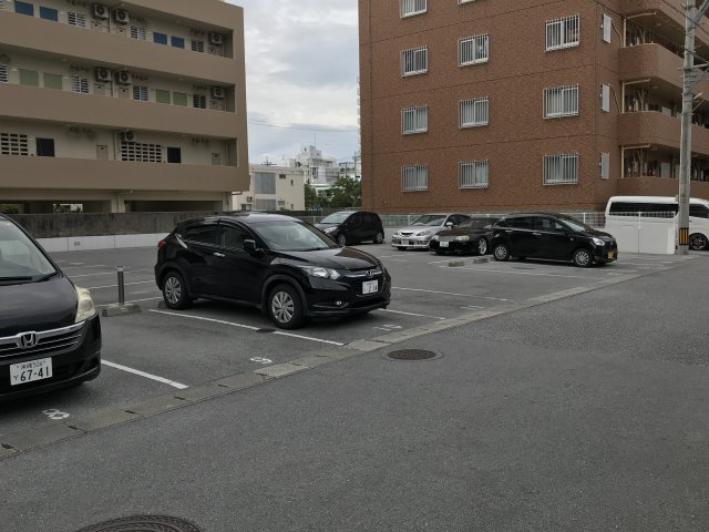 ワイズマークグランデ北谷の駐車場