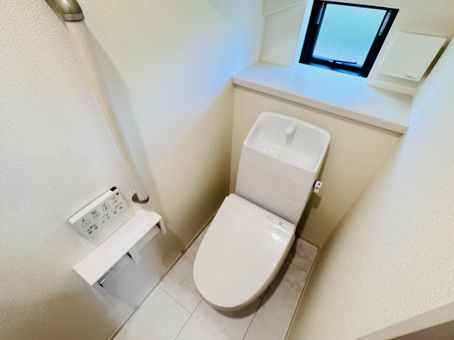 松戸市西馬橋4丁目新築戸建【旭町小学校:5分】のトイレ|温水洗浄暖房便座つきトイレ