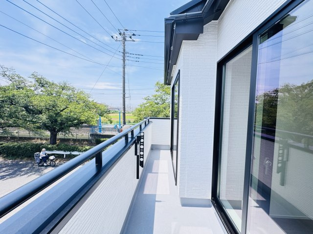 松戸市西馬橋4丁目新築戸建【旭町小学校:5分】のバルコニー|南向きワイドバルコニー・日当たり良好♪