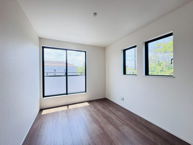 松戸市西馬橋4丁目新築戸建【旭町小学校:5分】の子供部屋|6.25帖洋室・南側バルコニー前の明るいお部屋です♪