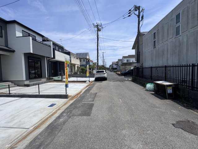松戸市西馬橋4丁目新築戸建【旭町小学校:5分】の前面道路含む現地写真|南側前面道路