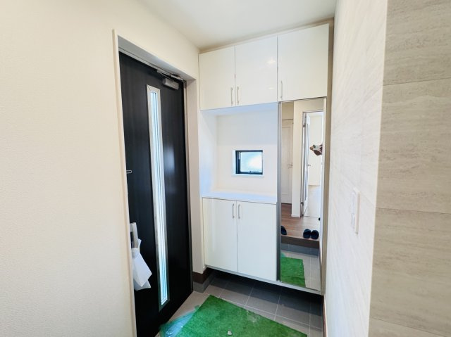 松戸市西馬橋4丁目新築戸建【旭町小学校:5分】の玄関|玄関ホール・ミラー付きシューズボックス