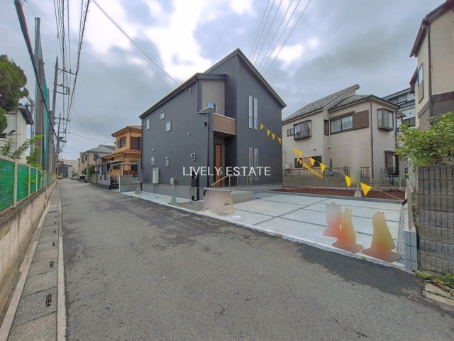 草加市新里町 新築分譲住宅の前面道路含む現地写真