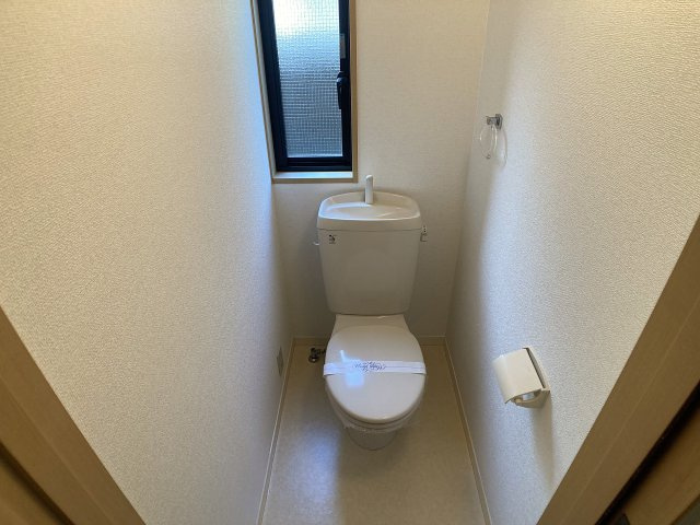 神戸市北区泉台３丁目のテラスのトイレ|窓付きのトイレ
