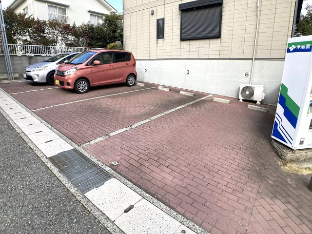 神戸市北区泉台３丁目のテラスの駐車場|敷地内駐車場、1台分付きです