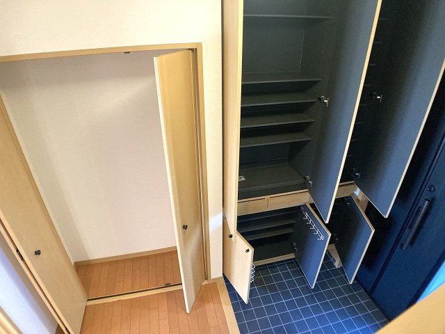 神戸市北区泉台３丁目のテラスの玄関|大きなシューズBOXに玄関収納も豊富です