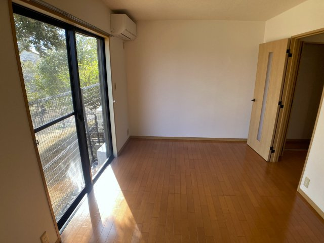 神戸市北区泉台３丁目のテラスの内装|リビングとして使える6帖の室内