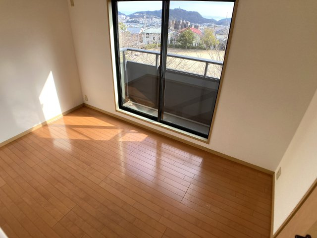 神戸市北区泉台３丁目のテラスの内装|日当たりの良好の明るい洋室
