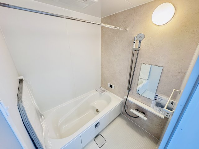 松戸市西馬橋4丁目新築戸建【旭町小学校:5分】の浴室|手元で水流オンオフ切り替えシャワーヘッド・足を伸ばせる広々浴槽で毎日リラックス♪