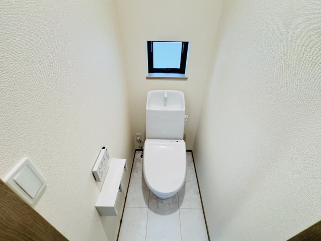 松戸市西馬橋4丁目新築戸建【旭町小学校:5分】のトイレ|温水洗浄暖房便座つきトイレ
