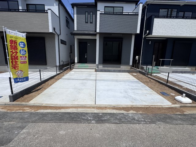 松戸市西馬橋4丁目新築戸建【旭町小学校:5分】の駐車場|B号棟駐車スペース・並列2台駐車可
