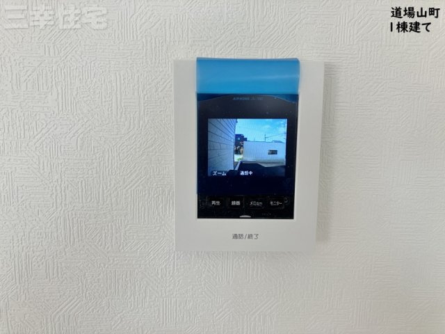 碧南市道場山町の洗面所|嬉しい３面鏡ついつい長居してしまいそう。もちろんシャワー水栓です♪
