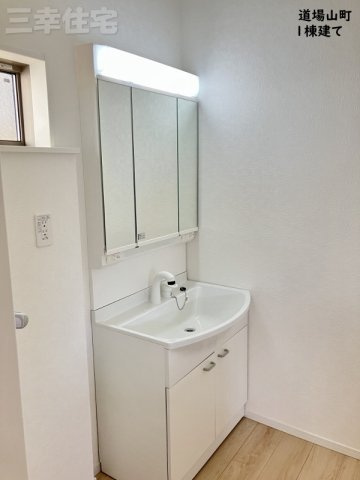碧南市道場山町の収納|トイレにも便利な収納棚あります