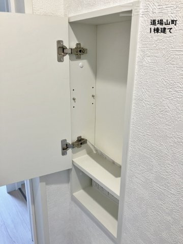 碧南市道場山町の寝室|主寝室7.7帖。屋根のあるバルコニーに面しています