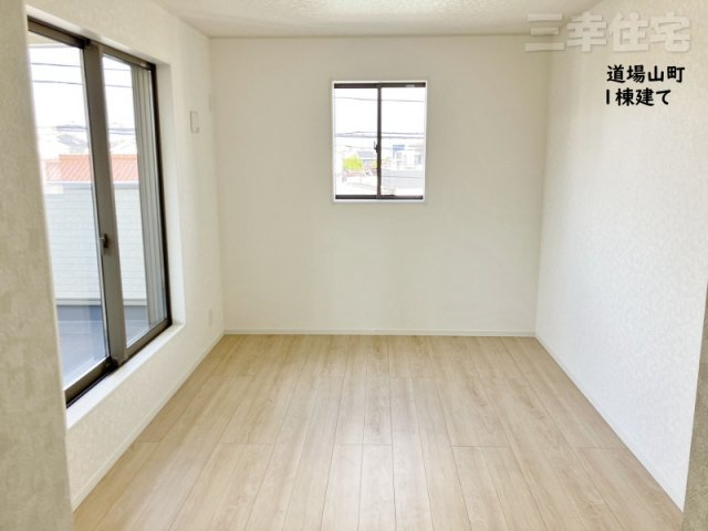 碧南市道場山町の洋室|洋室7.2帖。このお部屋も屋根のあるバルコニーに面しています