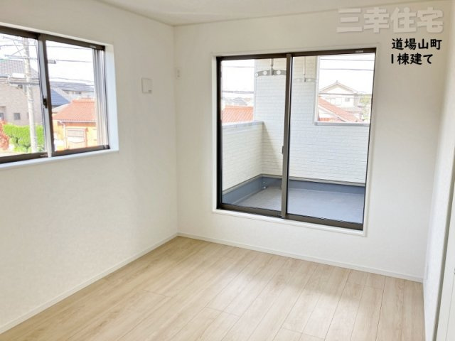 碧南市道場山町のバルコニー|屋根のあるバルコニーは、天候や外からの視線を気にせず過ごせるプライベート空間です。ご家族で、お子さんと一緒に、お一人でゆっくり、多彩な時間を創出します♪