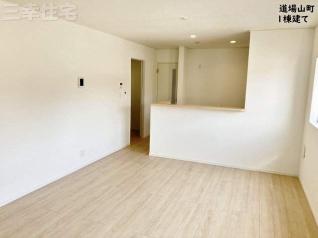 碧南市道場山町の居間・リビング|リビング17帖。無駄のない四角いお部屋