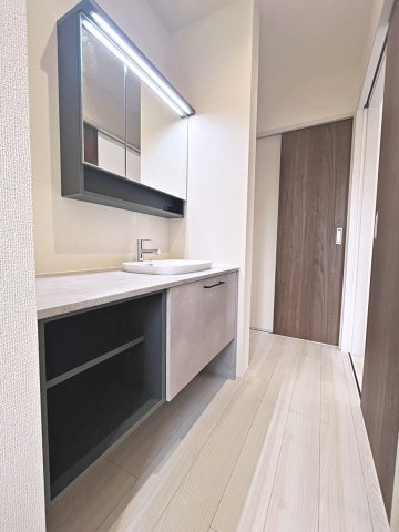 新築戸建・新築建売　福島市東浜町第5　福島第三小・福島第二中の洗面所|ワイドカウンターの洗面台はおしゃれかつ使い勝手がいい！物が置きやすく身支度もスムーズです！