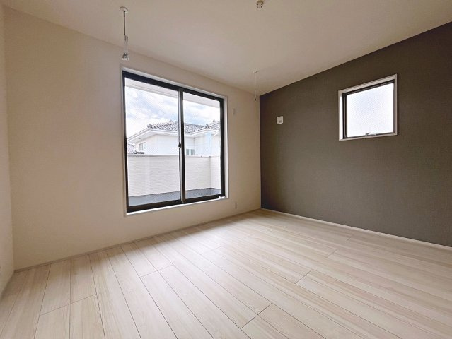 新築戸建・新築建売　福島市東浜町第5　福島第三小・福島第二中の洋室|7帖の洋室はバルコニーに面しており大きな窓から日差しが入るので気持ちの良いプライベート空間です！