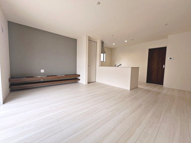新築戸建・新築建売　福島市東浜町第5　福島第三小・福島第二中の居間・リビング|太陽の日差しが気持ちの良いリビングは広々としているので家具を設置してもゆとりがあります！
