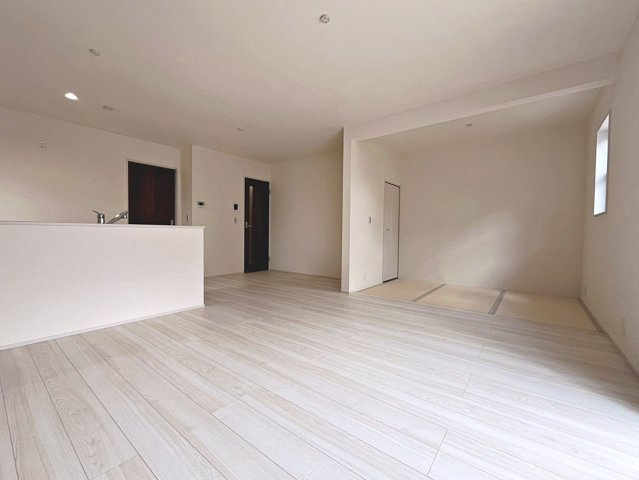 新築戸建・新築建売　福島市東浜町第5　福島第三小・福島第二中の居間・リビング|キッチンの前にダイニングテーブルを設置すれば、お料理の配膳もスムーズです！