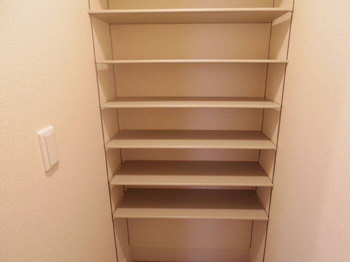 エル カーサの玄関|シューズクローク(姿見鏡付)