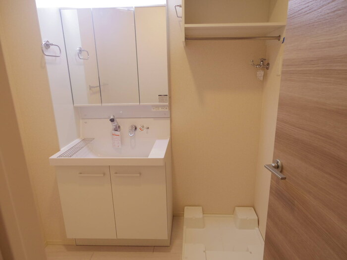 エル カーサの独立洗面台|洗髪洗面化粧台(三面鏡)、洗濯機置き場