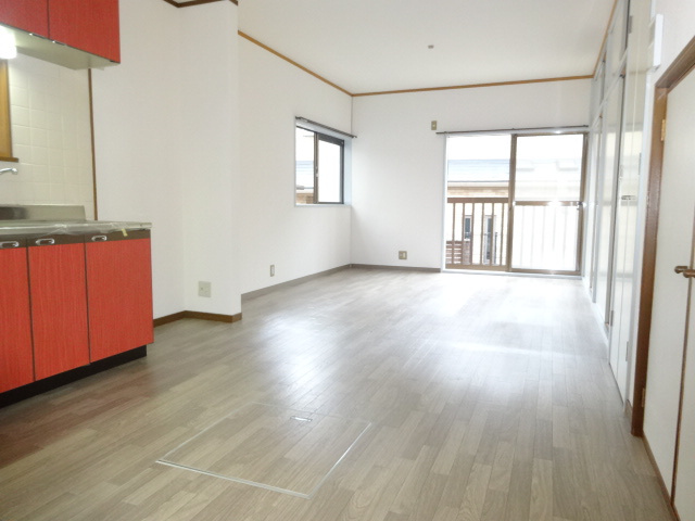ハイツ小町の居間・リビング