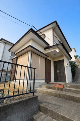 【外観】 | 横浜市保土ヶ谷区初音ヶ丘中古住宅 | ◆一戸建てを中心とした街並みが整然と続き、周辺は高い建物が建っていないので、緑の多い閑静な趣を感じる環境です。街並みや周辺環境も重要なポイントです！！