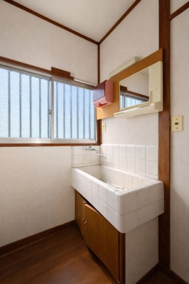 【独立洗面台】 | 横浜市保土ヶ谷区初音ヶ丘中古住宅 | ◆ご家族の1日が始まり、1日が終わりを締めくくる洗面空間。洗濯機を配置しても十分なスペースを確保した設計となっております。