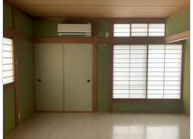 西宮市小松南町1丁目の洋室|約7.8帖の3階洋室です。全居室7.8帖以上のゆとりある居住空間​で、広々お使いいただけます。全居室に収納も備えておりますので、お部屋の広さを最大限に活用できます。