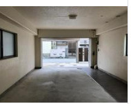 西宮市小松南町1丁目の駐車場|屋内に保管しておけるので、愛車へのダメージが少ないインナーガレージを1台分設置。重い荷物や雨の日の移動もスムーズで、快適なカーライフを実現。リングシャッター付きで防犯性にも配慮されています。
