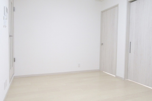 SWEET　HILLS瑞江の居間・リビング|収納充実！使いやすい洋室です♪