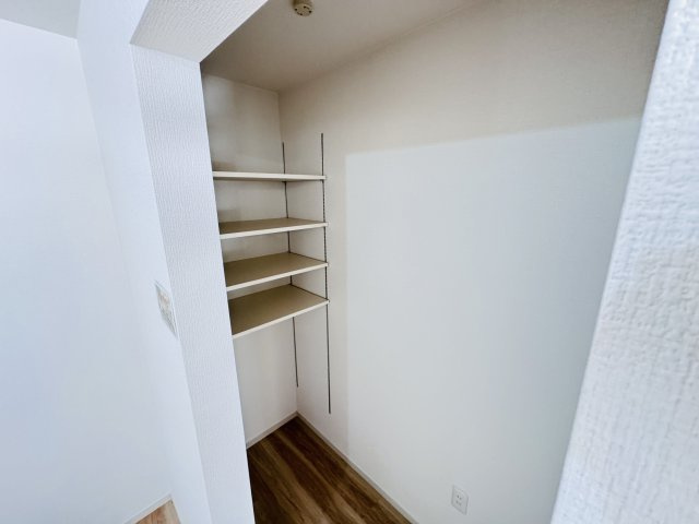 松戸市胡録台新築戸建【相模台小学校:10分】の収納|キッチン横・パントリースペース