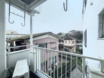 【バルコニー】 | 藤和小机コープ | ◆気持ちのいい空が見渡せる広いバルコニー。爽やかな風を感じて、心躍る素敵な暮らしがはじまります。通風・採光にも優れ、心地よい光と風があふれています。